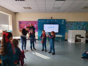 Annmarie Woods and Ferdia McCrann with pupils at Gaelscoil Cholmcille